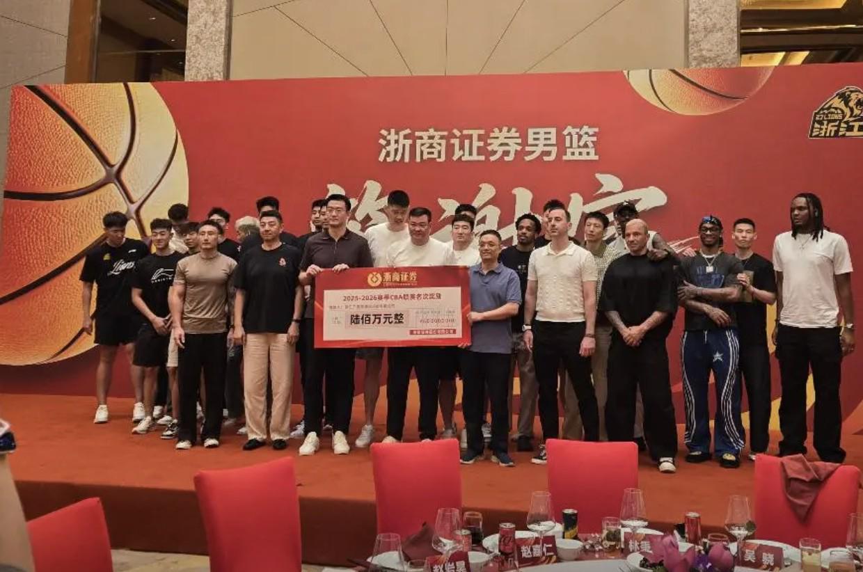 痛失好局，瑞士主帅雅金在球队被卡塔尔绝平后怒摔水瓶