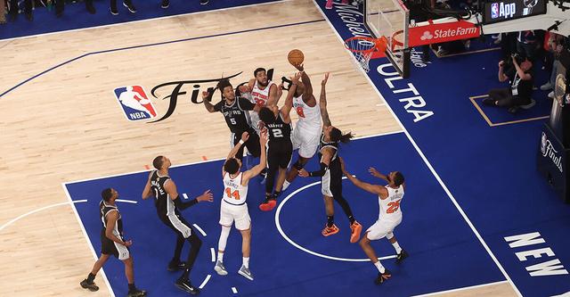 金年会体育布伦森独扛45分！尼克斯时隔53年再捧NBA总冠军奖杯