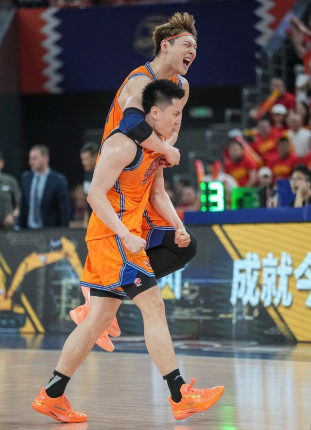 沃特森正式亮相骑士！新赛季身披8号球衣 自信远不止成为3D专家