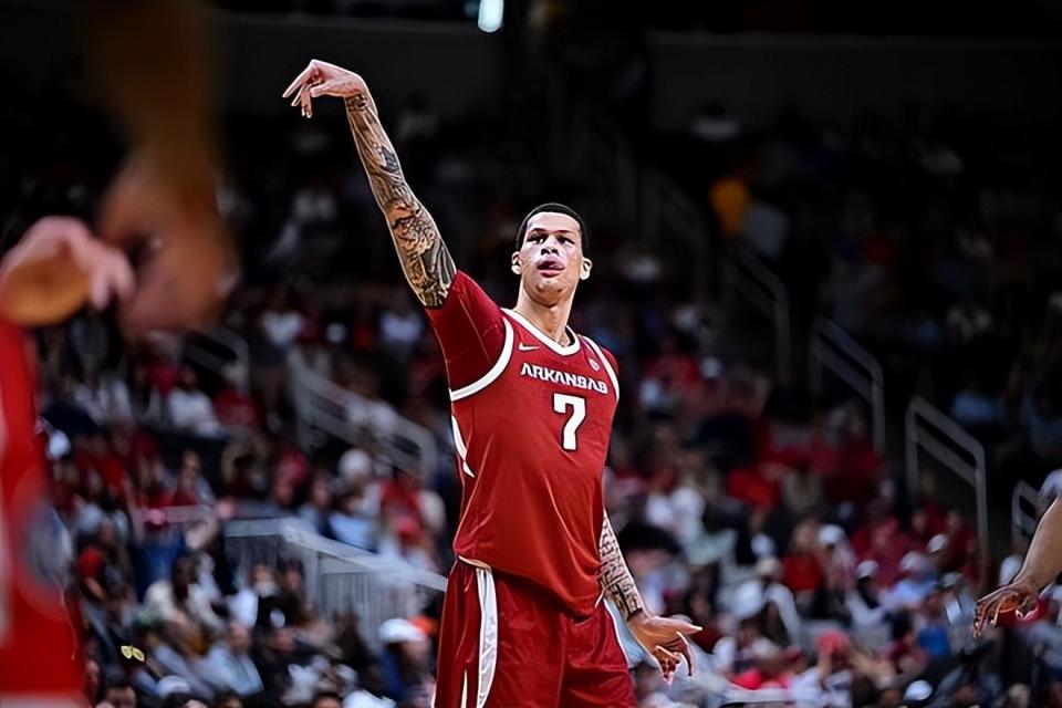 ESPN记者：湖人队内部人士暗示詹姆斯父子可能一起转投新球队