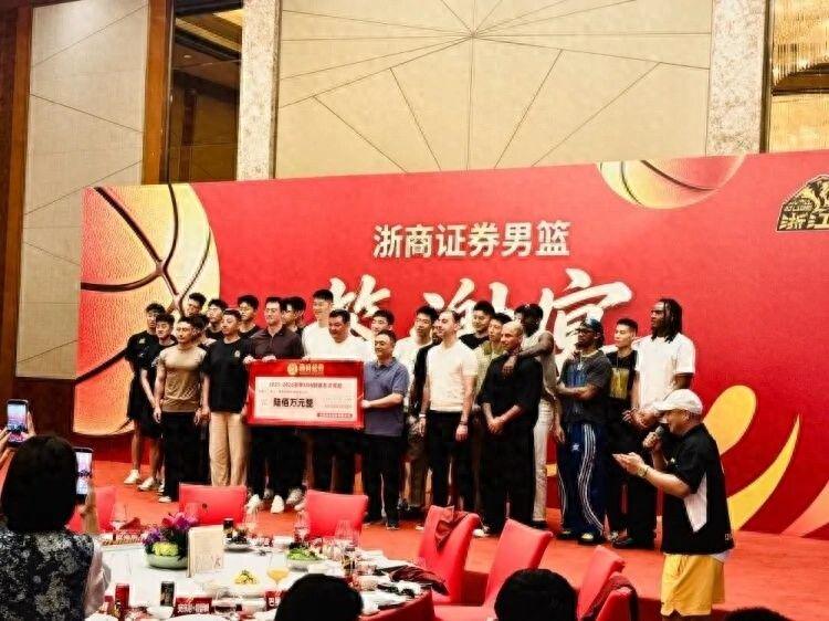 金年会体育3年4740万！米切尔罗宾逊的加盟，能给凯尔特人带来什么？