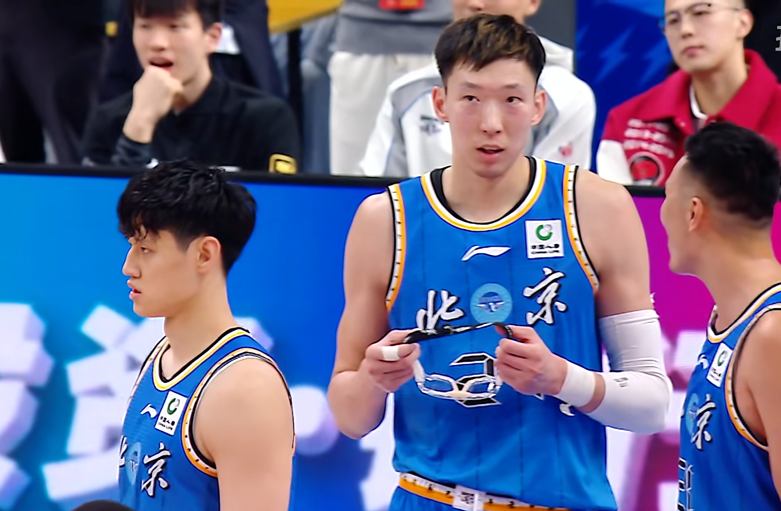 文班19+14+5封盖，哈珀比肩2传奇带不动双枪，马刺1