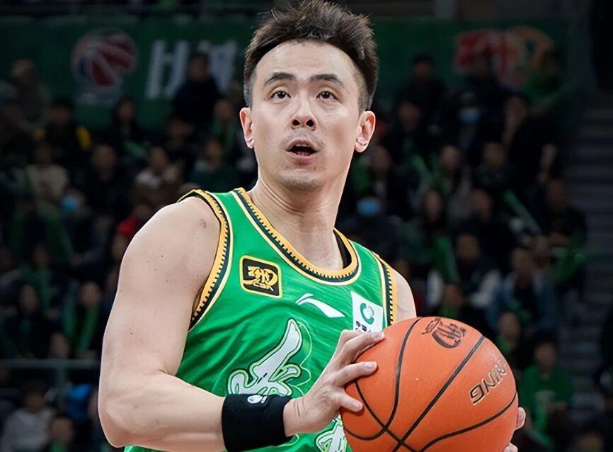 痛失好局，瑞士主帅雅金在球队被卡塔尔绝平后怒摔水瓶